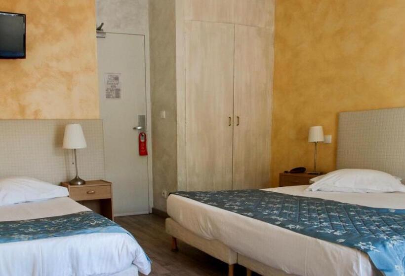 חדר סטנדרט לשלושה, Anglade