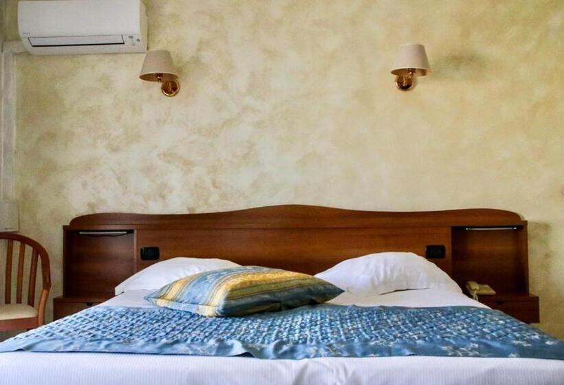 חדר דלוקס, Anglade