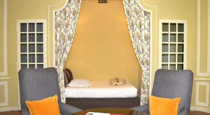 スイート, Chateau De Roussan