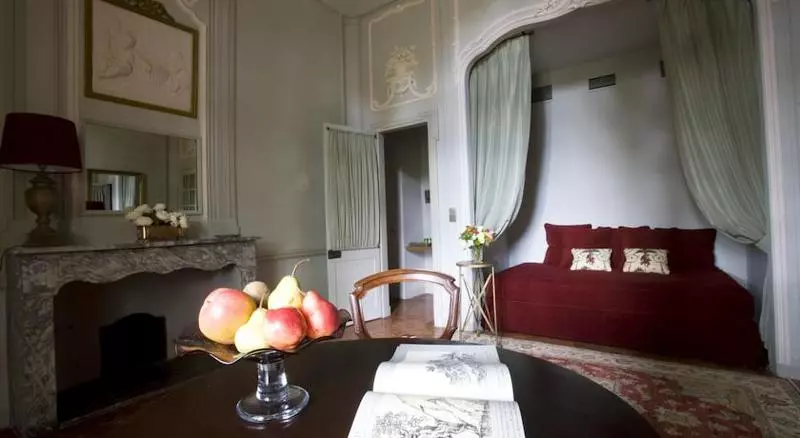 スイート, Chateau De Roussan