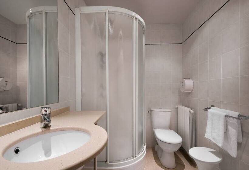 غرفة قياسية ثلاثية, Hôtel Icare