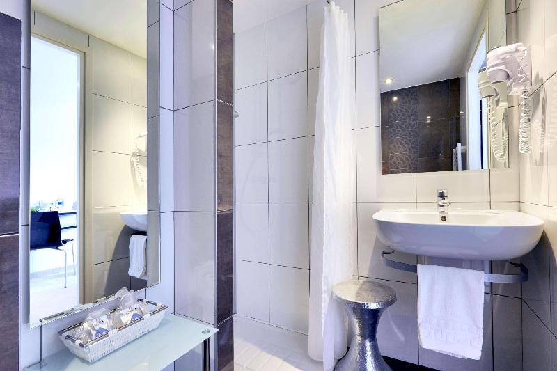Номер Стандарт, Hôtel Restaurant Kyriad Fréjus