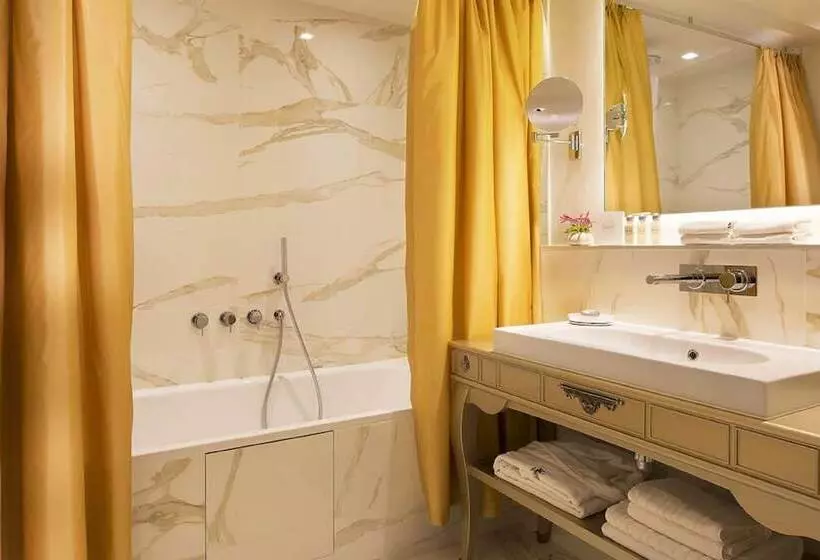 Chambre Basic, La Maison Favart