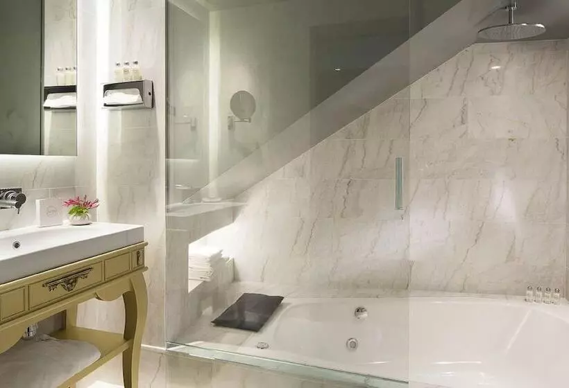 Chambre Basic, La Maison Favart