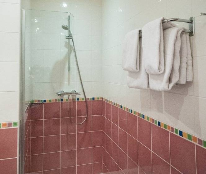 اتاق استاندارد سه نفره, Maison Du Pré