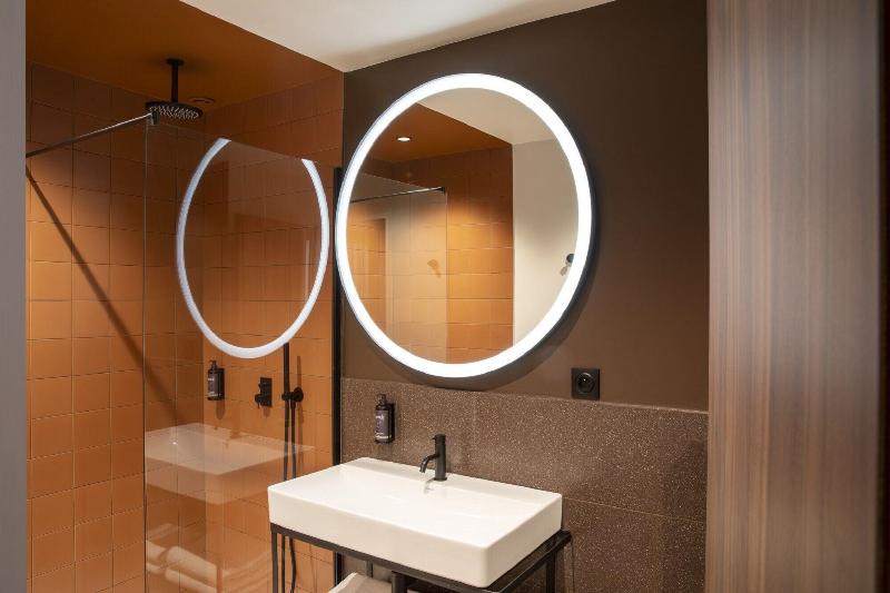 غرفة قياسية, Du Port