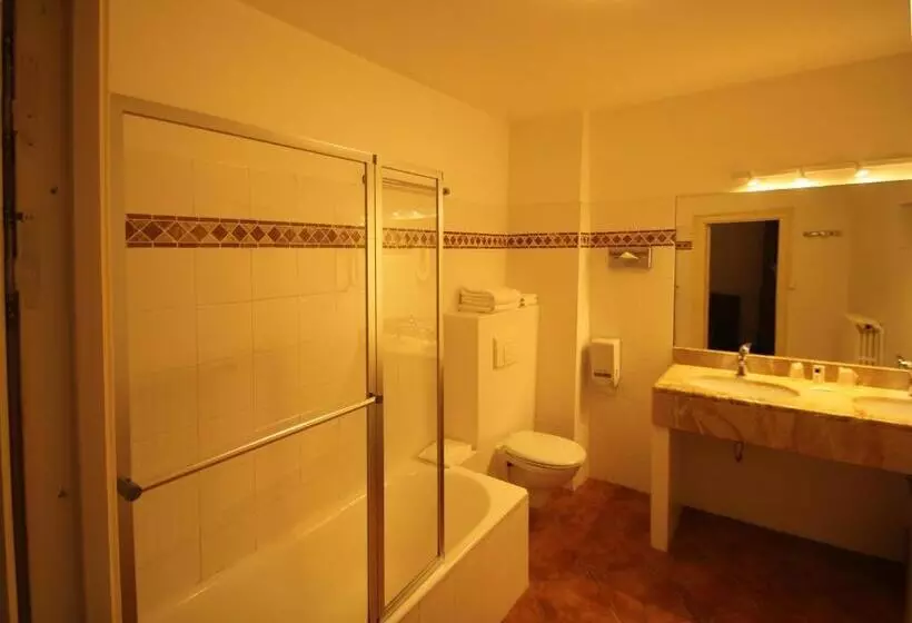 Standard Kolmen Hengen Huone, Hostellerie Le Beffroi