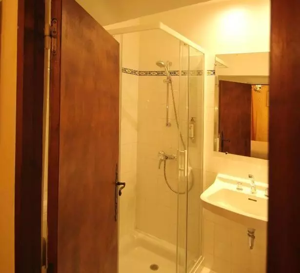 Standard Yhden Hengen Huone, Hostellerie Le Beffroi