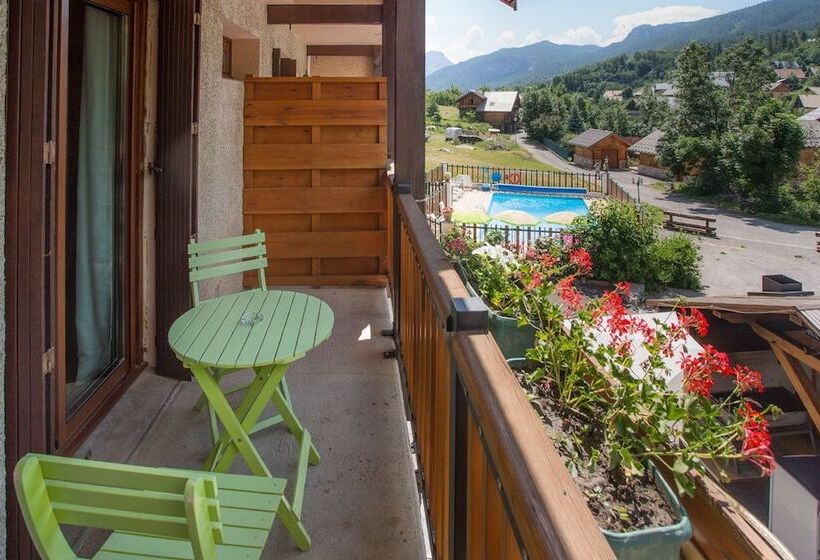 חדר סטנדרט לשלושה, Hôtel L Aiglière