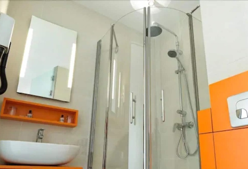 غرفة قياسية, Le Pere Leon