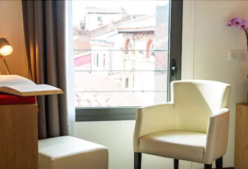 غرفة قياسية, Le Pere Leon