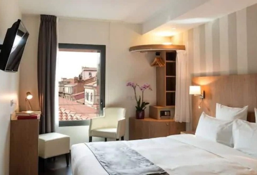 غرفة قياسية, Le Pere Leon