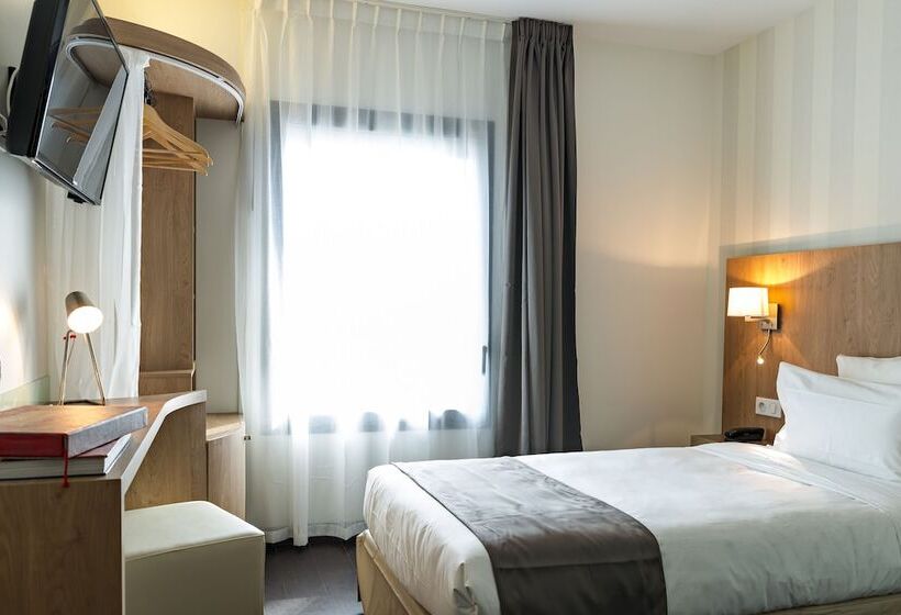 غرفة قياسية فردية, Le Pere Leon