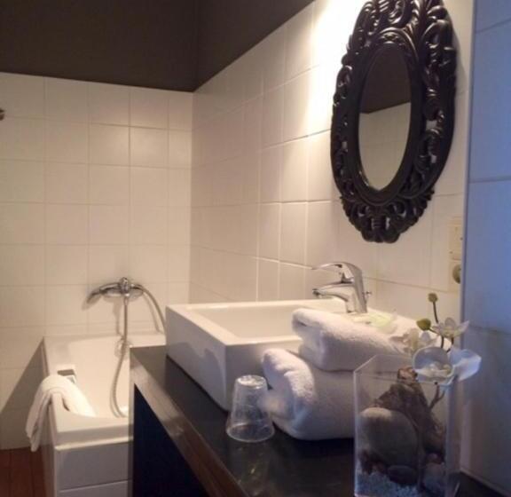 חדר סטנדרט לשלושה, Les Negociants