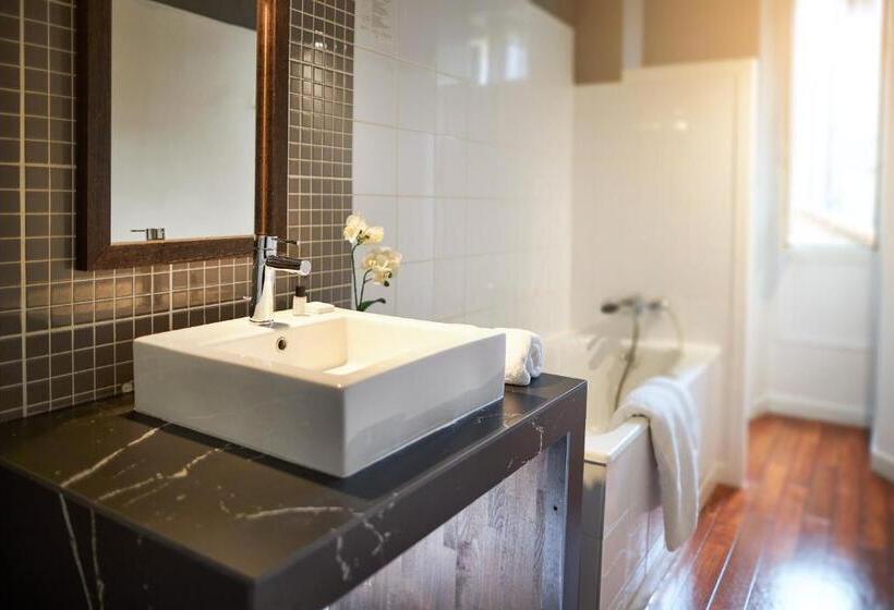 חדר סטנדרט לשלושה, Les Negociants