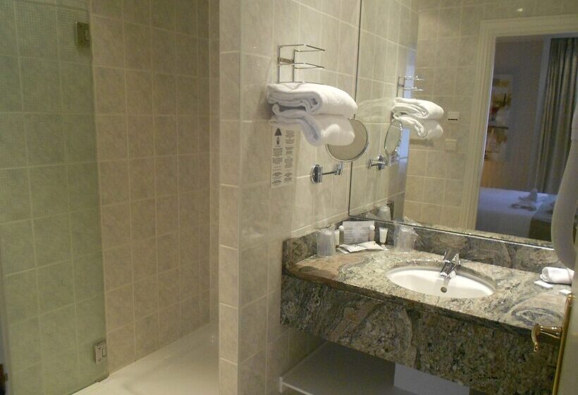 جناح جونيور, Maison Lutetia R