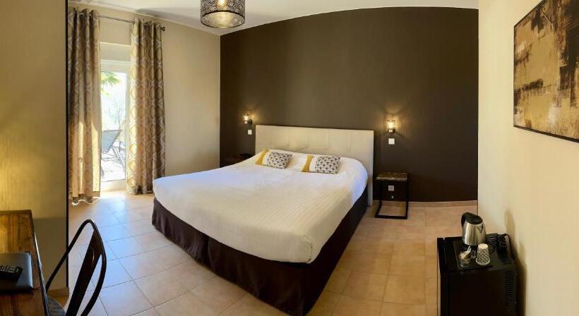 חדר סטנדרט נוף לבריכה, Restaurant Laborderie