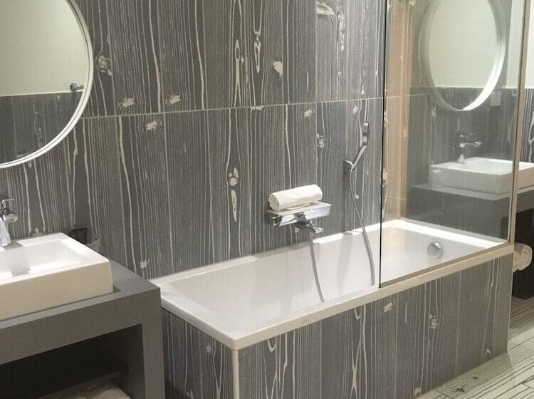 חדר משפחתי, The Originals Boutique, Hôtel Le Lion, Clermontferrand