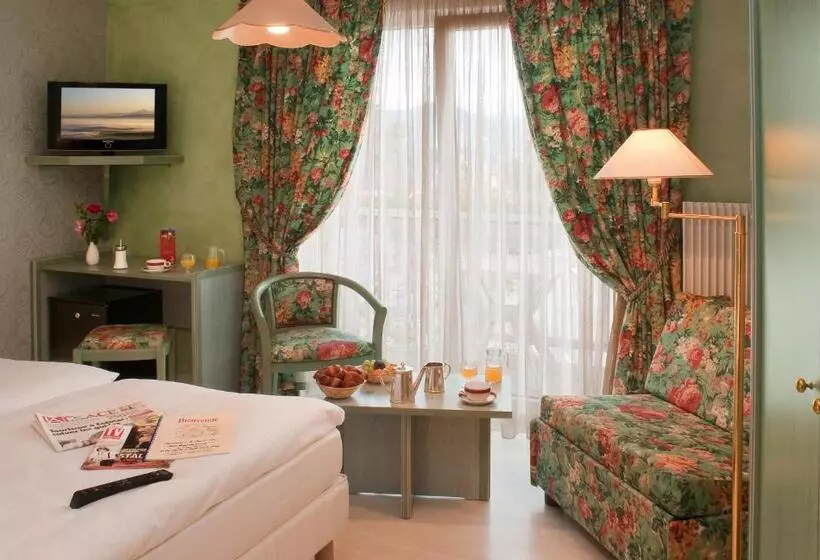 اتاق استاندارد با بالکن, Logis Hostellerie Motel Au Bois Le Sire