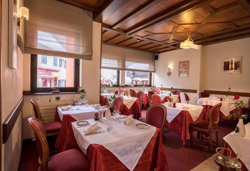 Номер Стандарт с Балконом, Logis Hostellerie Motel Au Bois Le Sire