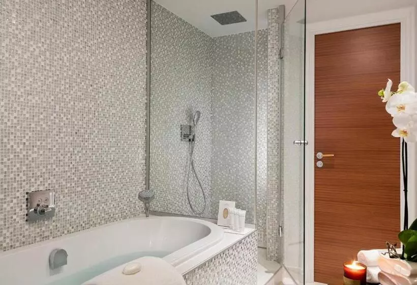 Junior Suite Prestige Vue Mer, Barriere Le Normandy