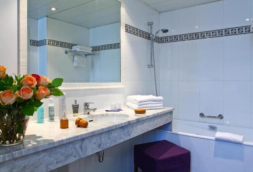 جناح جونيور عائلى, De La Jatte