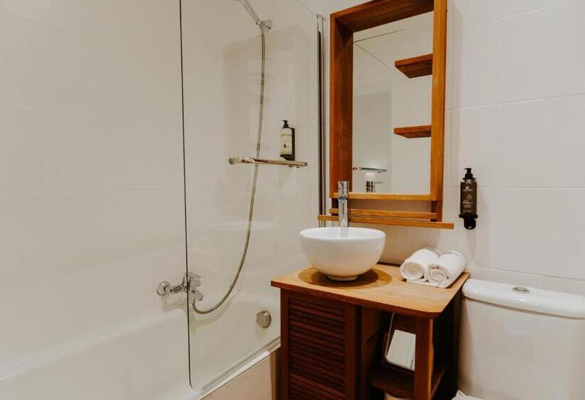 اتاق عادی, Le Petit Castel