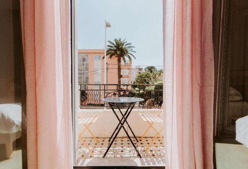 اتاق عادی, Le Petit Castel