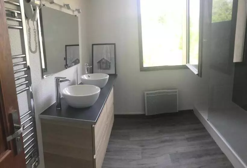 اتاق استاندارد سه نفره, Le Relais De La Forge