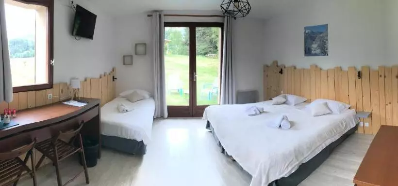 اتاق استاندارد سه نفره, Le Relais De La Forge