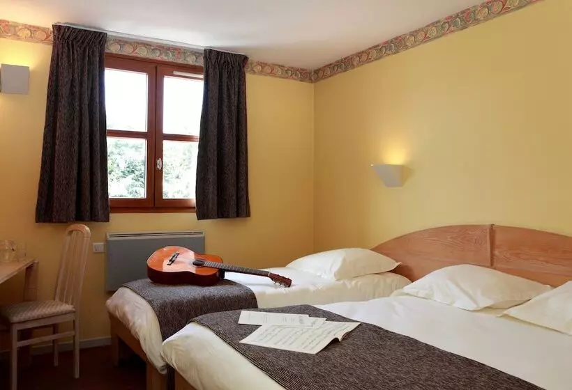 Standard Kolmen Hengen Huone, Logis Le Luth