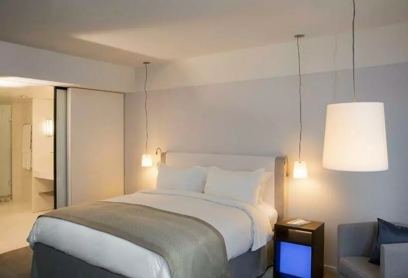 Standard Room, Sofitel Paris Arc De Triomphe