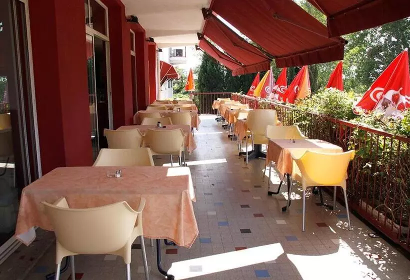 スタンダードルーム, Logis Hotels   Hôtel Et Restaurant Le Relais Des Garrigues