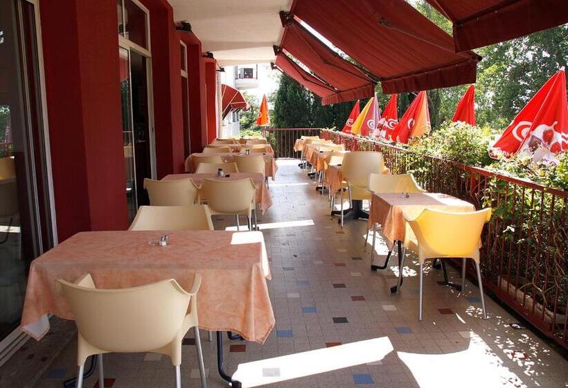 Номер Стандарт Трехместный, Logis Hotels   Hôtel Et Restaurant Le Relais Des Garrigues