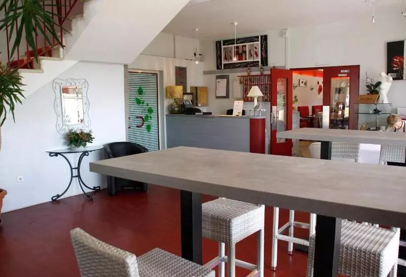 ファミリールーム, Logis Hotels   Hôtel Et Restaurant Le Relais Des Garrigues