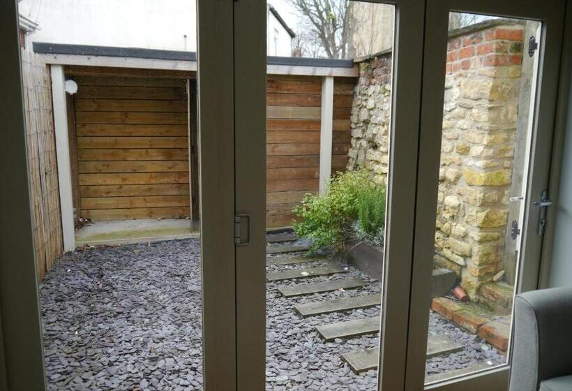 침실 2개 주택, Castle Hotel & Apartments