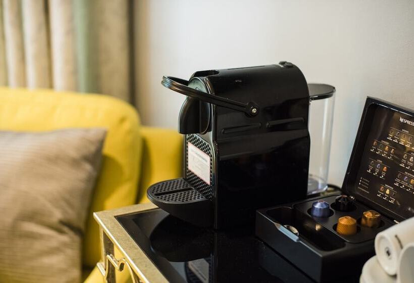 Президентский Люкс, Holdsworth House