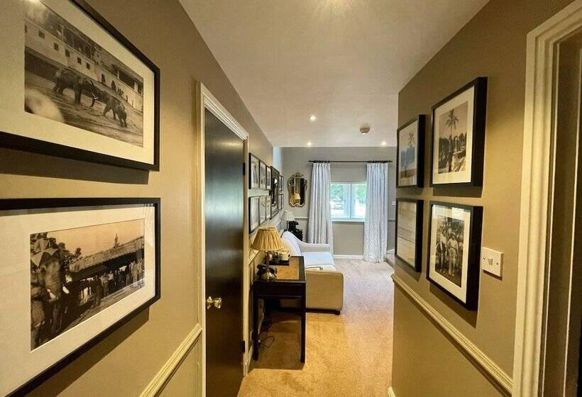 Президентский Люкс, Holdsworth House