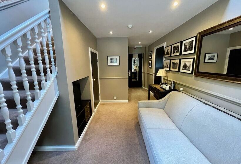 סוויטה אקזקיוטיב, Holdsworth House