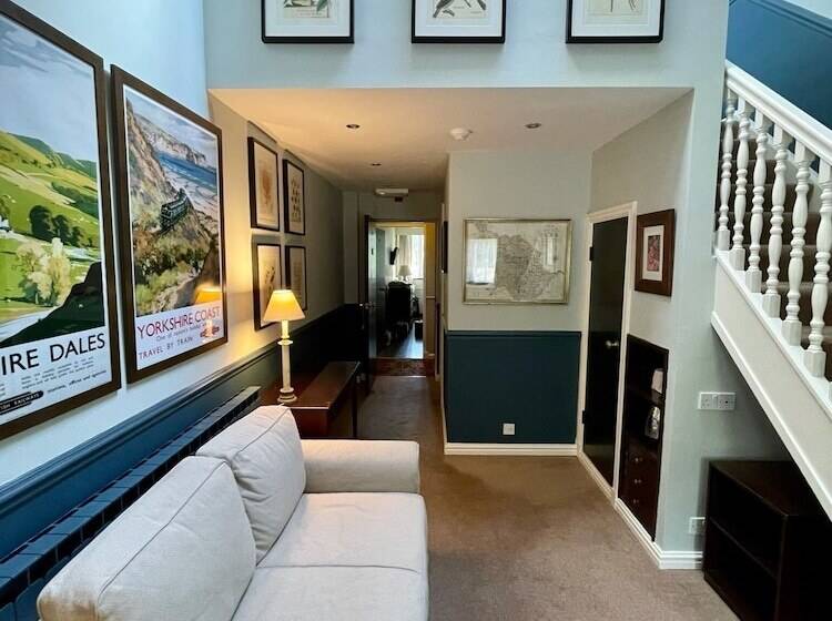 סוויטה אקזקיוטיב, Holdsworth House