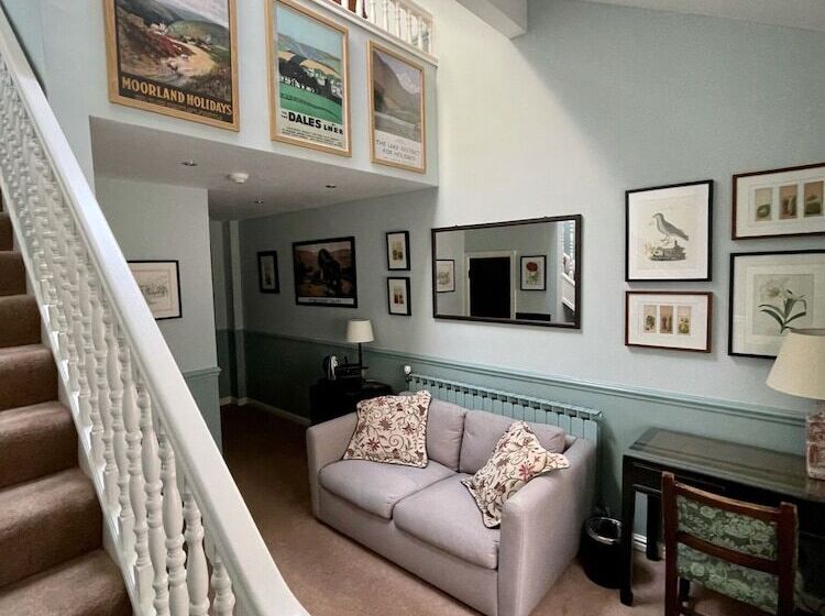 Президентский Люкс, Holdsworth House