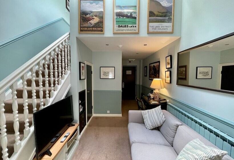 Президентский Люкс, Holdsworth House