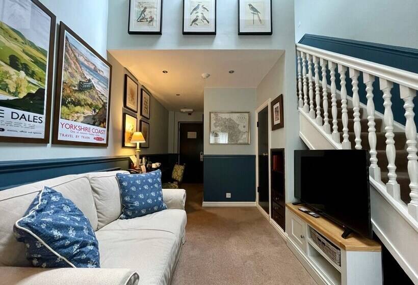 סוויטה אקזקיוטיב, Holdsworth House