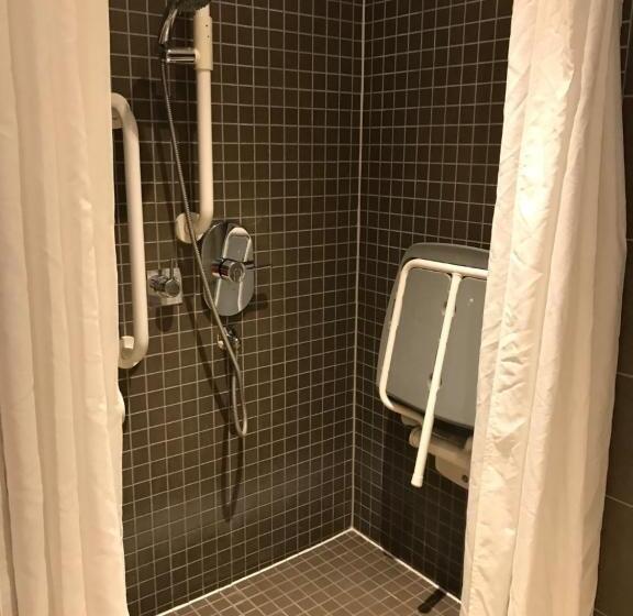 غرفة قياسية لذوى الاحتياجات الخاصة, Lensfield