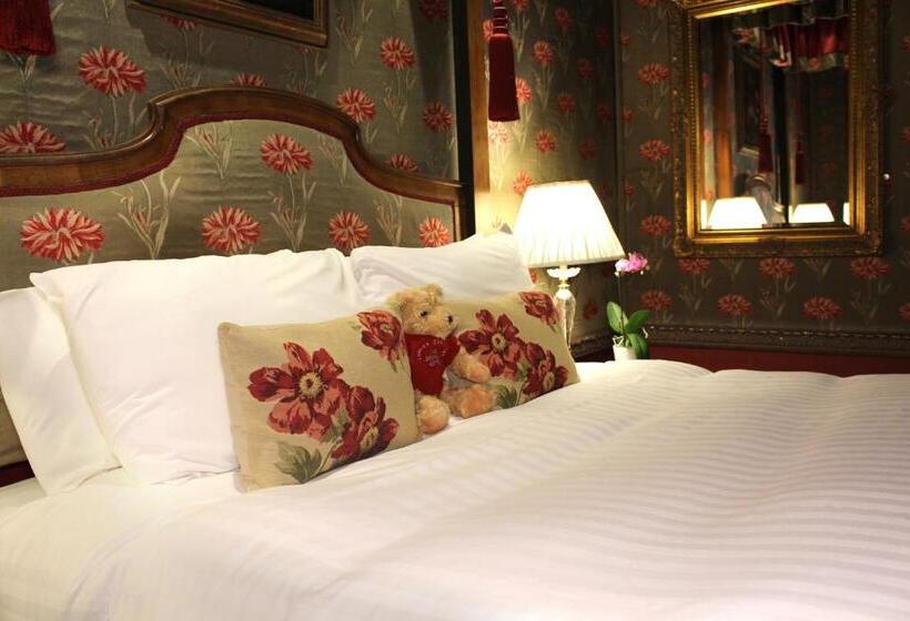 غرفة قياسية, Lumley Castle