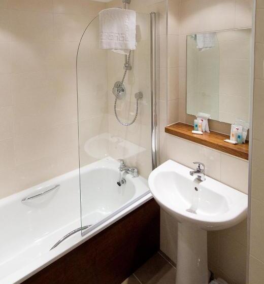 غرفة عائلية, Rosslea Hall