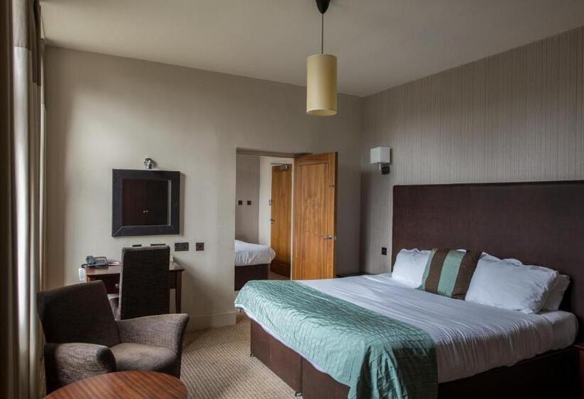 غرفة عائلية, Rosslea Hall