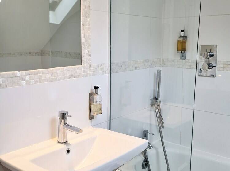 Standard Quadruple Room, Rushmore