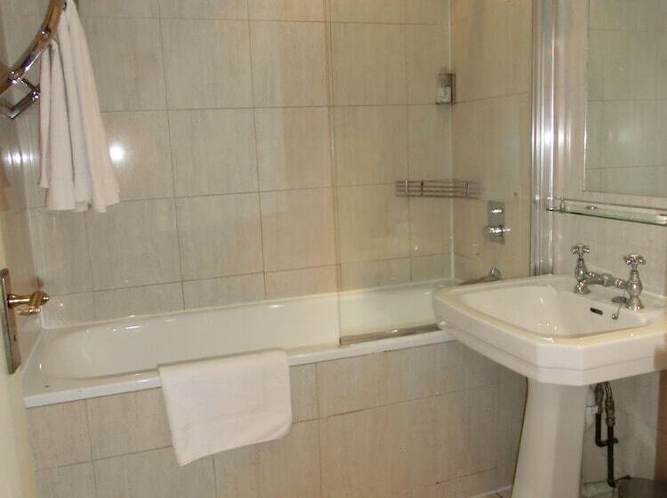 Standard Quadruple Room, Rushmore