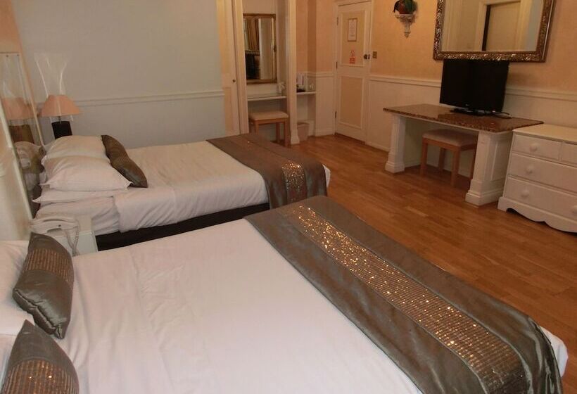 Standard Quadruple Room, Rushmore